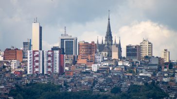 Contraste entre los edificios en altura del Centro de Manizales, y los barrios de la ladera sur de la ciudad.       «Ay Manizales del alma», así se canta […]