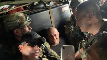 Dairo Antonio Úsuga, alias ´Otoniel´ posa en una selfie con los militares que lo trasladaban a Bogotá.     ´Otoniel´ el narco paramilitar que incomoda a la clase dirigente de Colombia que […]