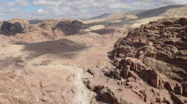 Vista panorámica del Alto lugar del Sacrificio en la parte inferior de la ciudad de Petra.