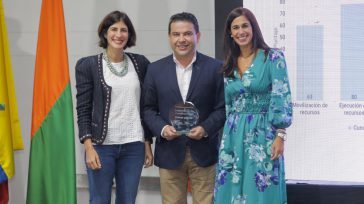 Nicolás García Bustos, Gobernador de Cundinamarca recibe de La directora del DNP, Alejandra Botero, el primer lugar de desempeño departamental.        Cundinamarca obtuvo el primer lugar en la Medición […]