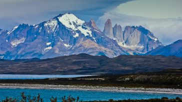 La Patagonia es una región geográfica, histórica y cultural  ubicada en el extremo sur del cono de Sudamérica. Grafica Lago Sarmiento. Región de Magallanes.