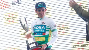 Sergio Higuita. Sergio Higuita. El ciclista colombiano resistió todos los ataques y defendió el primer lugar en la clasificación general, coronándose campeón de la Vuelta a Cataluña. En la etapa […]