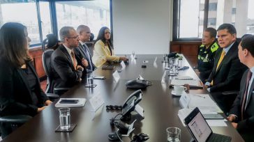 En reunión con autoridades de EEUU de las agencias INL, U.S. Marshals, la embajada de Estados Unidos en Bogotá y el director del INPEC, el gobierno norteamericano reiteró el respaldo a […]