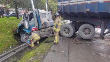 La tracto mula que se accidentó en la calle 142 con autopista norte ocasionado un mega trancón que se extendió por más de 30 kilómetros.      Bogotá vivió ayer […]