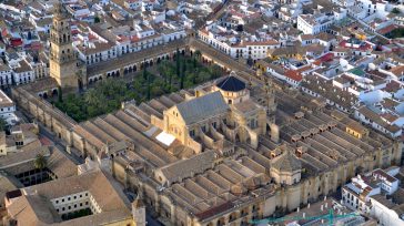 La Catedral y Mezquita de Córdoba , la Alhambra de Granada y la Sagrada Familia de Barcelona se han colado entre los 25 primeros en la lista de los premios Travellers Choice […]
