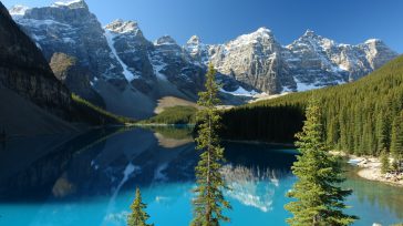 El lago Moraine, en Canadá  que se alimenta del deshielo de un glaciar, tiene una superficie total de medio kilómetro cuadrado. Adquiere su característico tono azul, que podremos ver en […]