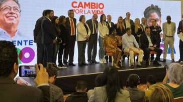 El candidato presidencia Gustavo Petro anunciando el nombramiento de Alfonso Prada como jefe de Debate de su campaña, con la presencia de congresistas, liberales, de la U, Verdes y del […]