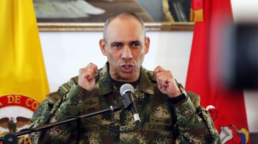 Eduardo Zapateiro, comandante del Ejército Nacional    El comandante del Ejército Nacional Eduardo Zapateiro fue denunciado ante la fiscalía general por los presuntos delitos de intervención en política y prevaricato por los trinos […]