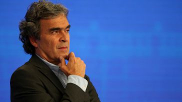 Sergio Fajardo, candidato presidencial.     Javier Sánchez El  candidato a la Presidencia del Centro Sergio Fajardo,  denunció que están repartiendo dinero y contratos para influir en las próximas elecciones. Fajardo […]