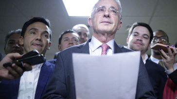 Álvaro Uribe a juicio      La jueza Carmen Helena Ortiz rechaza la preclusión a favor de Álvaro Uribe . De acuerdo con su decisión Uribe debe ser juzgado por soborno de testigos […]