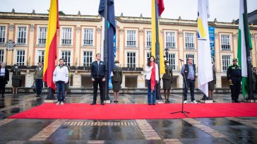 La alcaldesa de Bogotá, Claudia López y el Registrador Alexander Vega fueron los encargados de dar inicio a las elecciones en la capital de la República.       Los […]