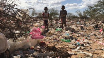 Mientras la corrupción acaba con Colombia, niños en La Guajira buscan alimentos en los basureros.      Primicia Unos 40 millones de personas se sumaron en un año al colectivo […]