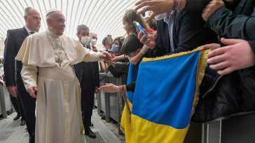 El Papa Francisco saludando a habitantes de Ucrania de visita en Roma.     «Sufro y lloro pensando en el sufrimiento de la población ucraniana y, en particular, de los […]