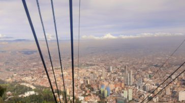 Bogotá vista desde el teleférico del cerro Monserrate.    «El metro subterráneo a Suba y Engativá; esperamos tener listo el convenio con financiación, a más tardar en agosto, con el […]