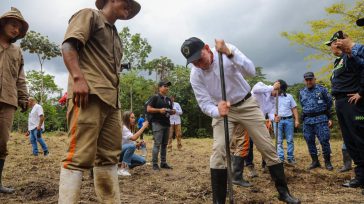 Pico en mano, el ministro de Justicia Wilson Ruiz acompañó a los reclusos e la Cárcel y Penitenciaria de Mediana Seguridad de Acacías (Meta) a cumplir con sus labores diarias.  Acacías […]