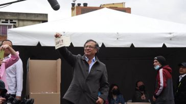 Gustavo Petro presidente de Colombia 2022-2026     «Es día de fiesta para el pueblo. Que festeje la primera victoria popular. Que tantos sufrimientos se amortigüen en la alegría que […]