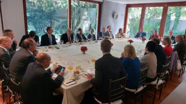 Un desayuno sirvió de encuentro entre los representantes diplomáticos de la Comunidad Europea y el presidente electo Gustavo Petro.       El presidente electo, Gustavo Petro, completa una hora […]