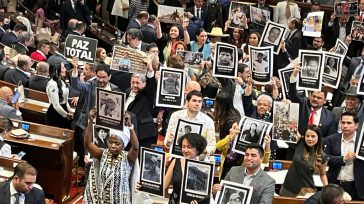 Así recibieron a Duque en el Congreso, con las fotos de las víctimas durante sus cuatro años de Gobierno.      Javier Sánchez «Mentiroso, mentiroso», le gritaron a Duque durante […]