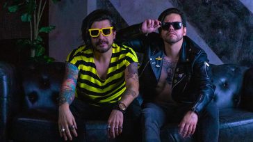 Moshtaza & Crisx Edge       Diego Armando Báez Peña El músico colombiano Moshtaza, quien se ha caracterizado por sus sonidos fuertes y robustos explora nuevas tendencias como el digital hardcore, punk […]