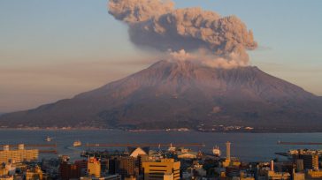 Con el fondo del volcán Sakurajima, los japoneses se dieron cita en las urnas para renovar parcialmente el parlamento. El partido gobernante, al que pertenecía Abe, consolidó su mayoría, mientras continúa […]