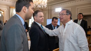 Los alcaldes de Colombia con el presidente Gustavo Petro.        Javier Sánchez  Los alcaldes de las capitales de los departamentos de Colombia salieron satisfechos de la reunión que […]