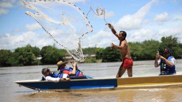 Los pescadores con los insumos que les entregó la administración seccional.   Rafael Camargo A orillas del río Magdalena, en el municipio de Puerto Salgar, el Gobernador Nicolás García, entregó, […]