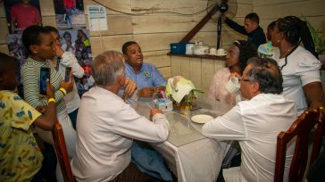 El presidente Gustavo Petro Urrego llegó hasta la vivienda de su amiga  Genoveva Palacios, una mujer vendedora de jugo de naranja y de chance, víctima de la violencia a tomar café […]