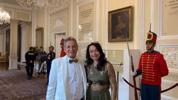 Darío Gómez y su esposa Olga Lucía Arcila, en la Casa de Nariño residencia del presidente de la República.        James Fuentes Quintero y Guillermo Romero Salamanca Al ver […]