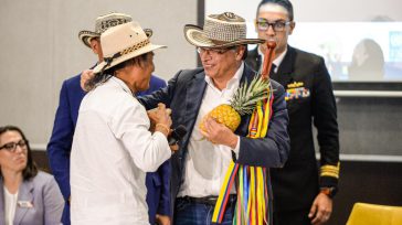 Un indígena le entrega al presidente del Gobierno Popular de  Colombia, Gustavo Petro una piña producida en su cultivo. El Jefe del Estado agradeció y anunció que la compartirá con […]