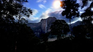 El Salto del Ángel, los indígenas llaman Kerepacupay, es la  estrella del Parque Nacional de Canaima, Con  un kilómetro de caída libre, espacio de la selva amazónica que, por su valor ecológico […]