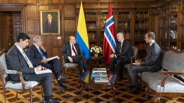 Nils Martin Gunneng, embajador de Noruega en Colombia presentando sus cartas credenciales al canciller colombiano Álvaro Leyva Durán     El Ministro de Relaciones Exteriores, Álvaro Leyva Durán, recibió  las cartas […]