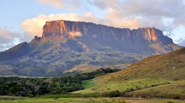 Escudo Guayanés      Gerney Ríos González Geologística en el Caribe Verde, es la suma de geopolítica, economía y logística, aplicada a la perfecta sinergia organizacional. Geopolítica, ciencia que evalúa […]