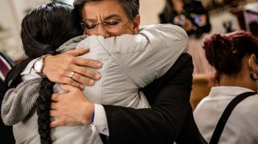 Abrazo solidario de la alcaldesa de Bogotá, Claudia López con los familiares de las víctimas  de la violenta represión ordenada por el Gobierno Duque contra los jóvenes de Colombia.   […]