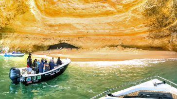 Este pueblo y playa se encuentran cerca de la playa de Marinha, de fama internacional. Las cuevas de Benagil son las más populares de todas las cuevas marítimas de Portugal.