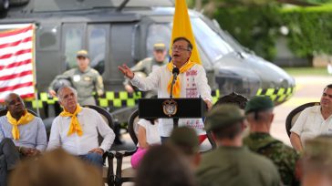 El presidente Gustavo Petro, el ministro de Defensa , y los embajadores de Estados Unidos en Colombia y Colombia en Estados Unidos durante la entrega de 12 helicópteros a la […]