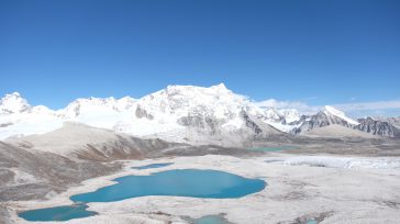 Los locales consideran que, en las inmediaciones de la montaña, habitan espíritus que no pueden ser perturbados. Estas limitaciones se acentúan cuando la gente intenta superar los 6 mil metros de […]