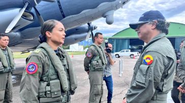 El Jefe Supremo de las Fuerzas Armadas de Colombia, Gustavo Petro Urrego, recibe el reporte de oficiales de la Fuerza Aérea Colombiana.     «Superamos la velocidad del sonido en […]