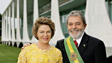 El presidente electo de Brasil Lula junto a su esposa Marisa Leticia    Luz Inácio Lula da Silva  ganó  la segunda vuelta de las elecciones presidenciales en Brasil con un 50,83 […]