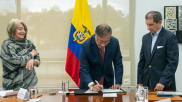 El presidente Gustavo Petro Urrego, estampa su firma en el documento de compromiso para la adquisición de tierras productivas con destino a los campesinos.     Como un «pacto histórico» […]