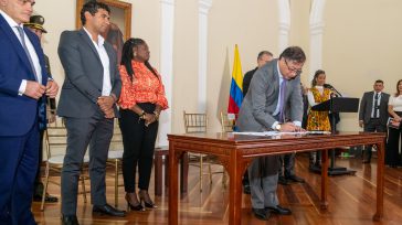 El presidente de Colombia  Gustavo Petro, y la vicepresidenta Francia Márquez firman el proyecto de Ley que establece la creación del Ministerio de Igualdad y Equidad.       Javier […]