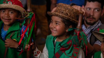 Los niños indígenas han asumido un papel de responsabilidad frente a las comunidades y la madre tierra.  La paz ante todo, indican los infantes.