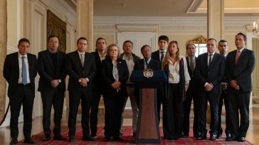 El presidente Gustavo Petro y los escuderos de la Reforma Tributaria.      El presidente de la República, Gustavo Petro Urrego , dijo que se reunió con todos los  ponentes […]