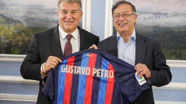 El Barcelona le hizo entrega de una camisita con su nombre al presidente de Colombia, Gustavo Petro Urrego.    La presencia del Fútbol Club Barcelona en Colombia se afianzará con […]