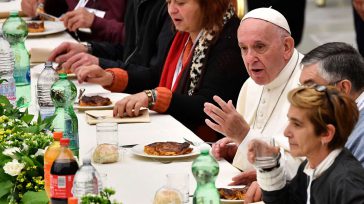 El papa Francisco y algunos de sus familiares       Aciprensa El Papa Francisco en visita a sus familiares italianos de Asti, una ciudad de la región de Piamonte, […]