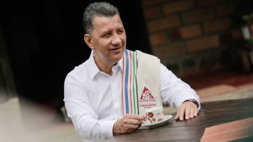 José Ricardo Orozco Valero, gobernador del Tolima.      «El Tolima une a Colombia,  con orgullo su trabajo, su empuje, su dinámica,  dice a todos los colombianos que sí podemos […]