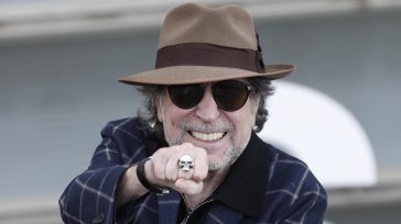 Joaquín Sabina   María Camila Duarte Contra el viento implacable del paso de los años, contra la resacosa marea de unos tiempos a la deriva, contra todo pronóstico, Joaquín Sabina, […]