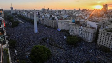 Millones de argentinos y millones de personas de otras nacionalidades en el planeta celebran sin cesar el campeonato mundial logrado por Argentina en franca lid contra Francia en Qatar.