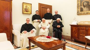Benedicto XVI (en el centro) con su hermano Georg (sentado a su izquierda) en 2019.     Hernán Alejandro Olano García. Un estudioso, erudito culto y refinado, políglota al manejar más […]