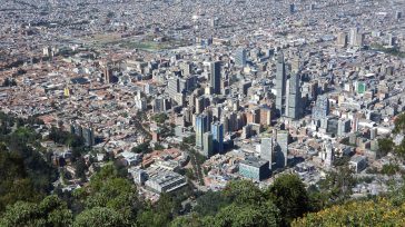 Centro de Bogotá. Entre otros el edificio Bacatá, el más alto de la capital.    El sitio estratégico que identifica la capital de Colombia, es el cerro de Monserrate. Desde […]
