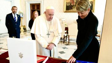 El papa Francisco  y la Primera Dama de Colombia  Verónica Alcocer.     Una medalla en filigrana de Nuestra Señora de la Virgen Milagrosa, elaborada especialmente por el orfebre de […]